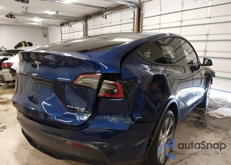 2024 Tesla Model Y Long Range Dual Motor All-Wheel Drive z USA, uszkodzony, nr VIN 7SAYGDEE4RA216121